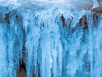 Eiszapfengruppe an Bachkaskade